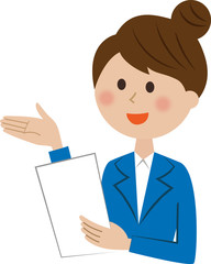 説明をするスーツ姿の女性　
