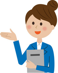 説明をするスーツ姿の女性　