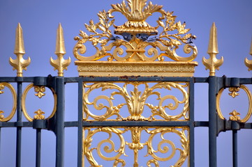 Paris - antiker Zaun mit vergoldeten Spitzen vor dem Louvre 