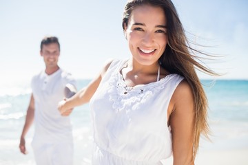 Obraz premium A woman holding the hand of her boyfriend