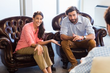Naklejka premium Psychologist helping a couple with relationship difficulties