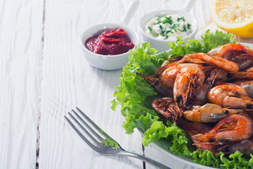 Fried shrimp with lemon & salad