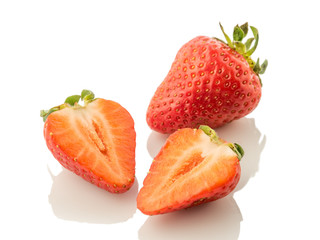 Спелые, сочные ягоды клубники на белом фоне