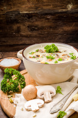 Champignonsuppe mit Petersilie