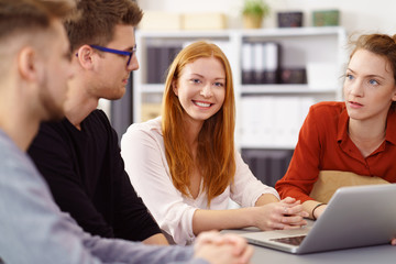 team arbeitet zusammen an einem projekt