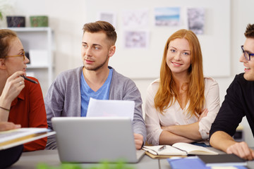 studenten arbeiten an einem projekt