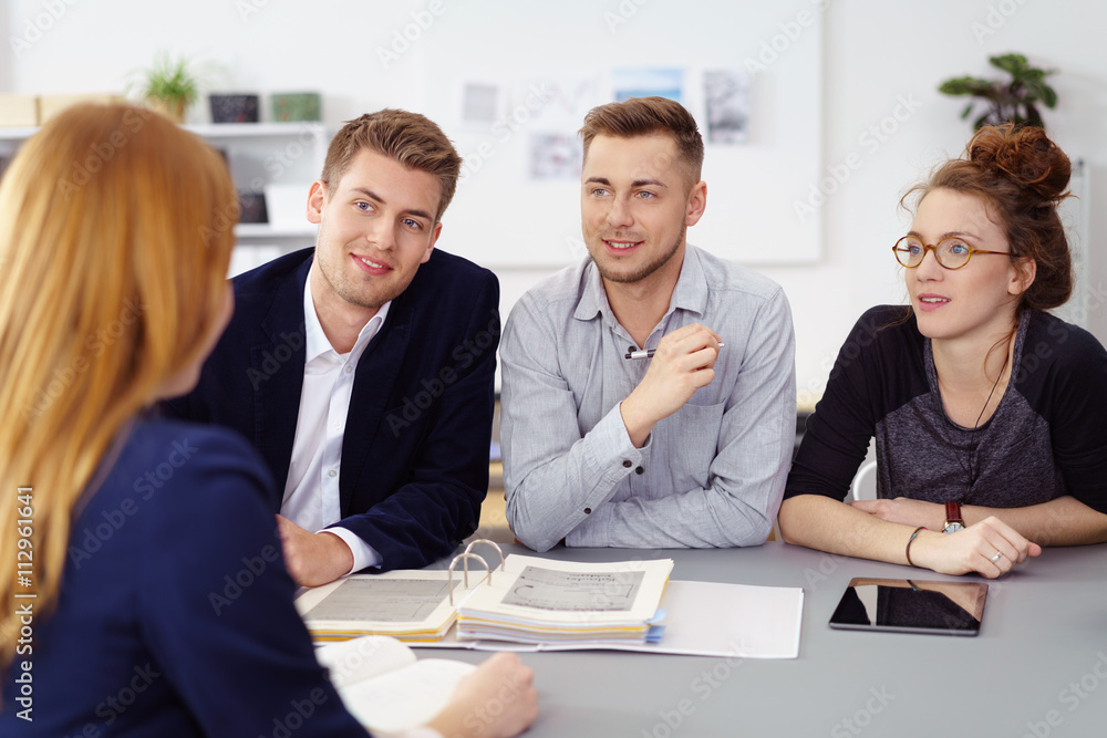 Wall mural junge geschäftsleute in einer besprechung im büro