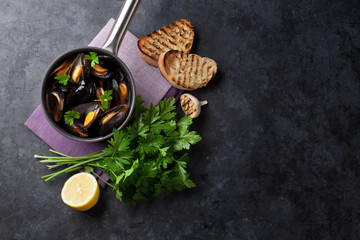 Mussels and bread toasts