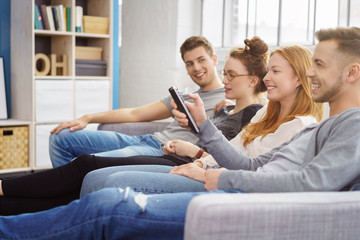 freunde schauen gemeinsam fernsehen