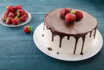 Cake decorated with strawberries.