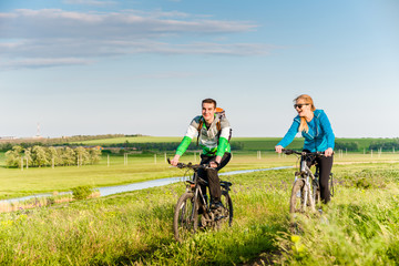 Fototapeta premium couple cycling outdoors