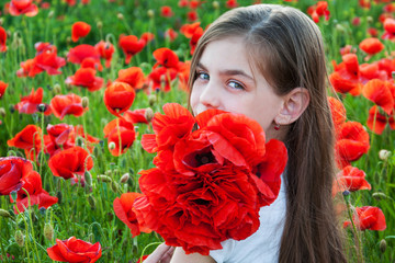 Naklejka premium Girl in the poppy field