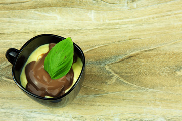 Chocolate-vanilla pudding in a cup