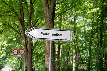 Schild zum Waldfriedhof