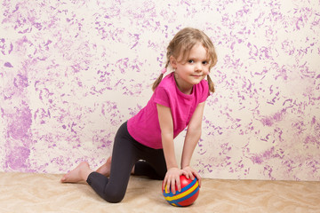 Naklejka premium cute little girl with small ball