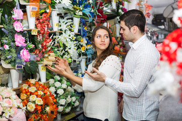 couple chooses the flowers