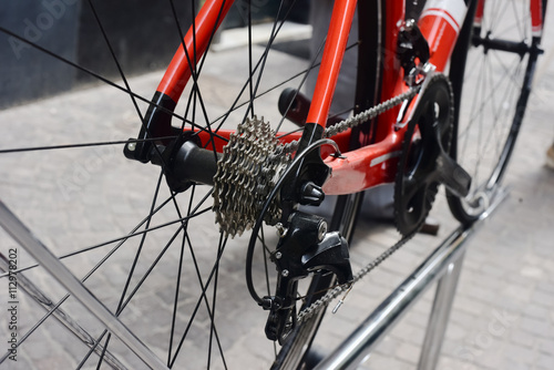 Bicicletta rossa in esposizione sulla strada