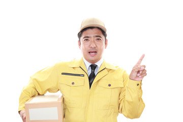 指示する笑顔の宅配人