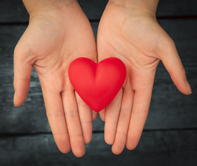 Obraz premium Red heart in the hands