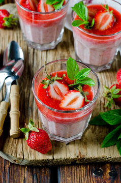Strawberry smoothie with sauce and mint