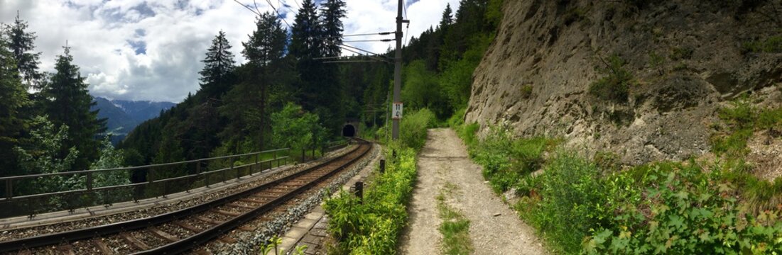 Eisenbahntunnel im Gebirge