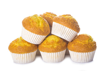 Magdalenas o muffins aisladas sobre fondo blanco