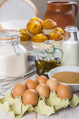 Magdalenas caseras artesanales y los ingredientes para su preparación en la mesa de la cocina
