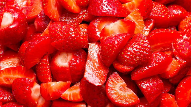Frisch geschnittene Erdbeeren fertig zur Weiterverarbeitung in der K&uuml;che 