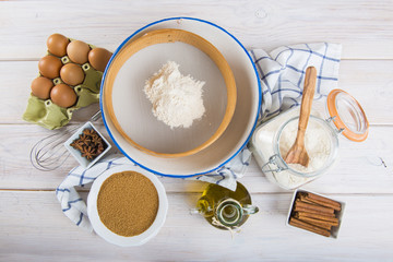 Utensilios de cocina e ingredientes para la preparación de bizcochos, magdalenas, muffins y otros dulces y postres