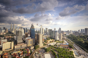 Obraz premium Dramatic scenery of the Kuala Lumpur city with storm coming
