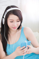 Naklejka premium woman enjoying the music