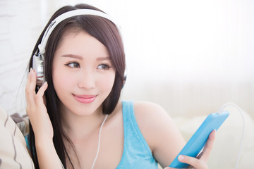 Naklejka premium woman enjoying the music