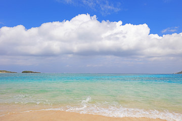美しい沖縄のビーチと夏空