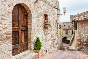 Fototapeta na wymiar Old street in medieval town San Gimignano, Tuscany, Italy
