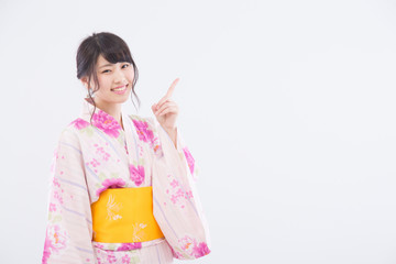 ポーズをする浴衣の女性