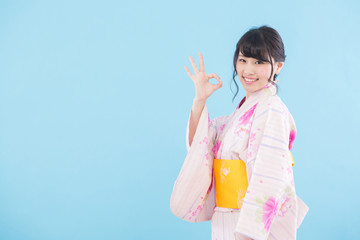 ポーズをする浴衣の女性