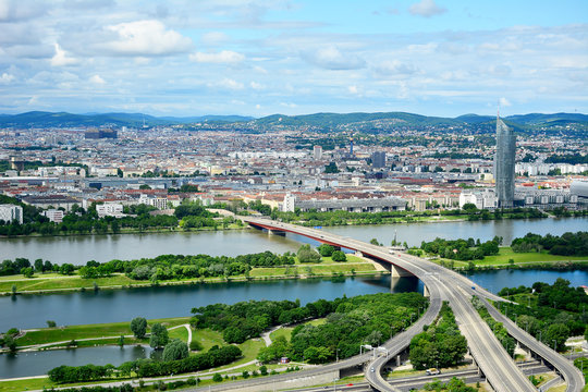 Blick über bewölktes Wien mit Brigittenauer Brücke und Donauinsel 