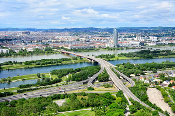 Blick über Wien mit Brigittenauer Brücke und Donauinsel