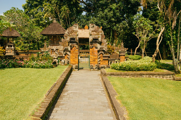 Fußweg in Tempelanlage auf Bali