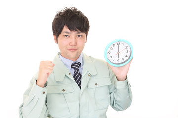 時計を持つ笑顔の作業員