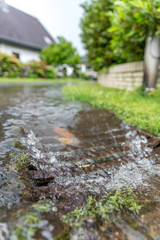 Straßenablauf bei Starkregen