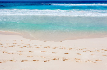 traces de pas sur plage des Seychelles 