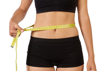 Cintura de mujer con metro medidor. Vista de frente fondo blanco. Concepto dieta cuidados