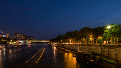Fototapeta na wymiar Seine river at night
