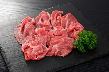 牛肉　肩ロース　切り落とし
