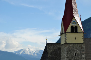 Tiroler Kirchturm mit Alpenpanorama