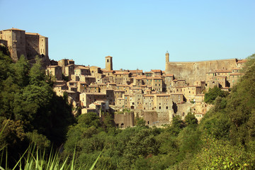 Fototapeta na wymiar Toscana,Grosseto,il paese di Sorano,costruito nel tufo.