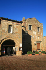 Fototapeta na wymiar Toscana,Grosseto,il paese di Sovana,palazzo Pretoria.