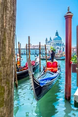 Fototapete Gondeln Venedig touristische Attraktion Italien. / Blick auf die Gondelstation und die Kirche Santa Maria di Salute im Hintergrund, einzigartige touristische Stadt Venedig, Italien.