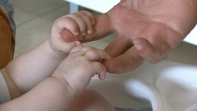 Mani bimbo con mani nonno
